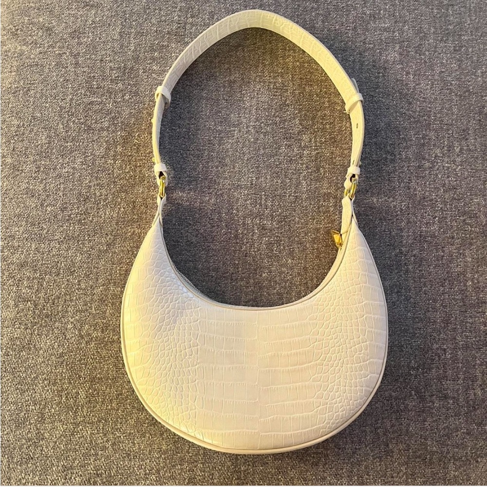 Elegant Cream Crocodile-Embossed Shoulder Bag